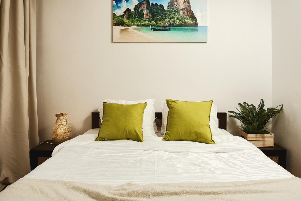 ורשה Family Apartment With A Terrace On Aleje Jerozolimskie מראה חיצוני תמונה
