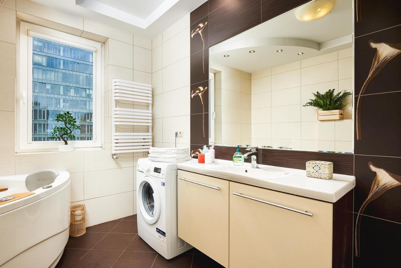 ורשה Family Apartment With A Terrace On Aleje Jerozolimskie מראה חיצוני תמונה