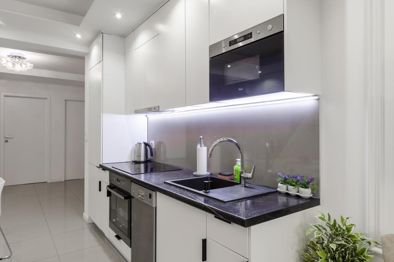 ורשה Family Apartment With A Terrace On Aleje Jerozolimskie מראה חיצוני תמונה